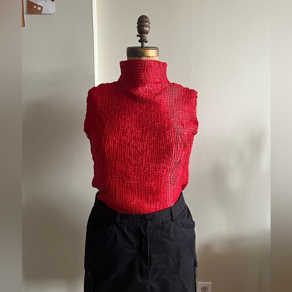 Y2K red popcorn turtleneck tank!